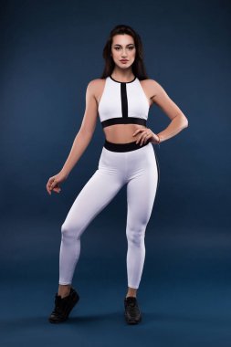 Siz öyle düşünmediğiniz sürece rüyalar çalış! Çekici genç zarif sportif esmer tam uzunlukta izole koyu arka planı profesyonel fotoğraf için poz.