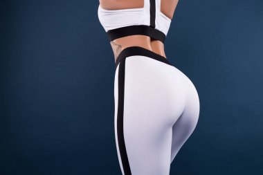 Bugün bir şans var. Kendini gururlandır. Genç kızın beline tarafında küçük dövme ve mükemmel götten seksi alt ve büyük popo şekli ile güçlü kas vücut.