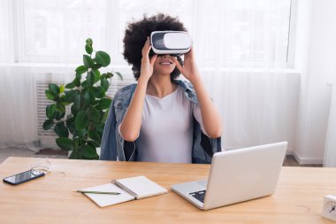 Sakin ol! Mutlu gülümseyen genç güzel kız sanal gerçeklik bardak Vr-kulaklık kullanarak deneyim elde portresi.