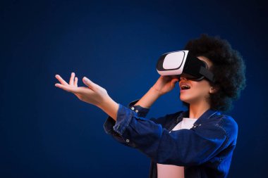 Hayal gücünü daha iyi yapmak! Portre yan görünümü fotoğraf çekici genç bayanın Afro ile saç-Artırılmış gerçeklik Gözlükte kesme.