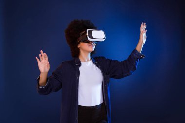 Zaman zevk için! Büyüleyici güzel genç kız Vr-kulaklık gözlük sanal gerçeklik yaparken dünyanın, dokunmadan.