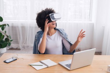 Kendiniz için zaman! Masasının oturan ve having a büyük zaman vizyon gözlük kullanırken, akıllı gülümseyen genç kadın.