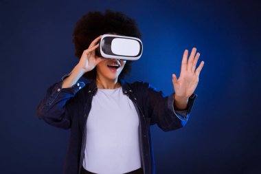 Her zaman düşünün! 3d gözlük ve dünya dokunmadan hayali aracılığıyla sanal gerçeklik gördükten sonra gülümseyerek merak çekici genç kız.