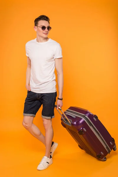 Pasar un buen rato y centrarse en mejorar! Joven de moda con bolsa de vuelo se va a sus vacaciones de verano . — Foto de Stock