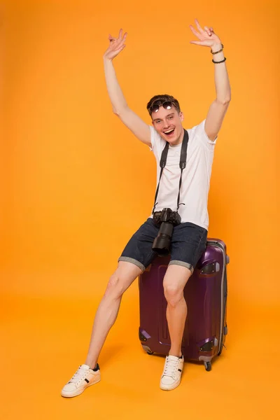 ¡La vida se trata de pasarla bien! Hombre joven guapo está mirando hacia adelante debido a ir de vacaciones en el extranjero y tener un gran tiempo libre . — Foto de Stock