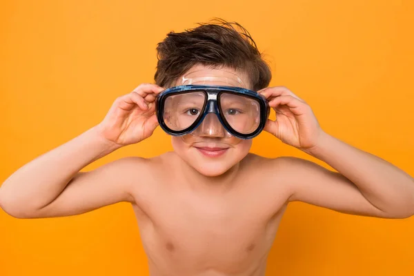 가장 큰 강점 중 하나는 재미! 여름 방학 동안 잠수 하기 위해 고글을 입고 웃는 어린이의 초상화를 닫습니다. — 스톡 사진