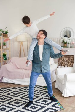 Herkes bir baba olabilirim, ama birisi bir baba olmak özel alır! Çocuk güçlü babası ile birlikte evde eğlenirken uçmak gibi görünüyor.