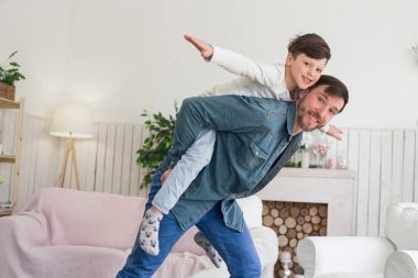 Haklı oldukları görevi zamanla babası mükemmeldir bir görevdir! Genç Baba Holding uçan çocuğunu ve onlar kameraya poz.