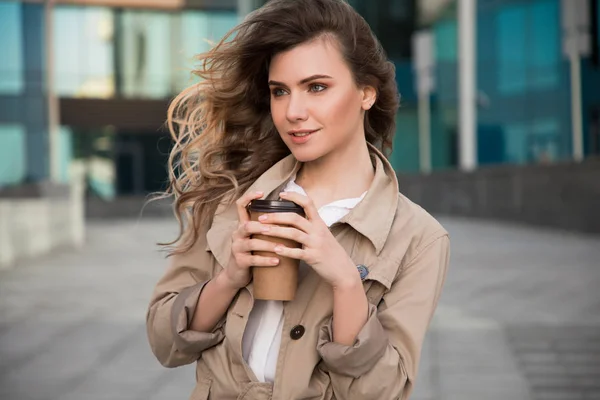 ¡Sigue caminando! Imagen de cerca de una joven elegante y guapa sosteniendo su sabroso café para llevar y soñando con lo placentero . — Foto de Stock