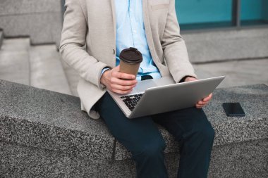 Çalışma vakti! Akıllı zeki genç yeni gelen işadamı Havaalanı terminal açık ve içme kahve internet kullanımı.