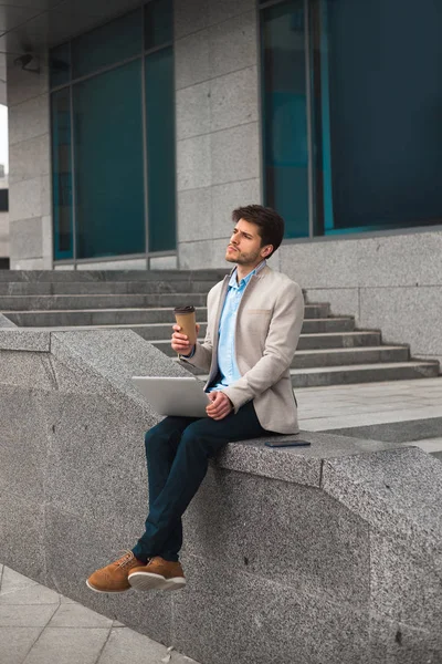 ¡Jefe de pensamiento! Retrato completo del joven guapo pensando en su nuevo proyecto, sentado en el aeropuerto y esperando su viaje de negocios . — Foto de Stock