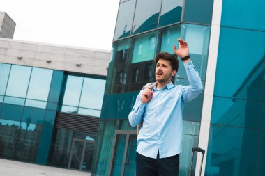 Her şey dava var! Havaalanında duran ve bir taksi işaretleme yakışıklı zeki ciddi girişimci portresi. 