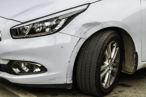 Herida abollada y arañazos en un coche blanco dañado Fotos De Stock Sin Royalties Gratis