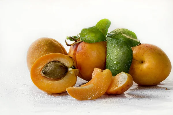 Čerstvé meruňky kapkami vody — Stock fotografie