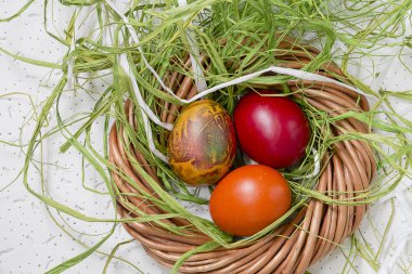 Beyaz arkaplanda renkli paskalya yumurtaları