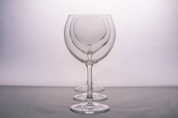 テーブルの上の空のワイングラス — ストック写真