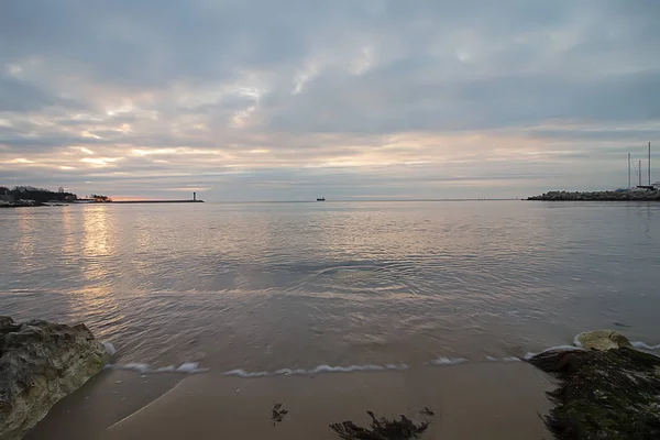 Nascer do sol no Mar Negro com céu bonito Imagens De Bancos De Imagens