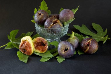 Yeşil yaprakları, Akdeniz incir meyve ile Olgun tatlı incir.