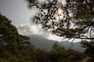 Oludeniz hindisi. Mavi Göl Gölü 'nden Babadag Dağı' nın manzarası
