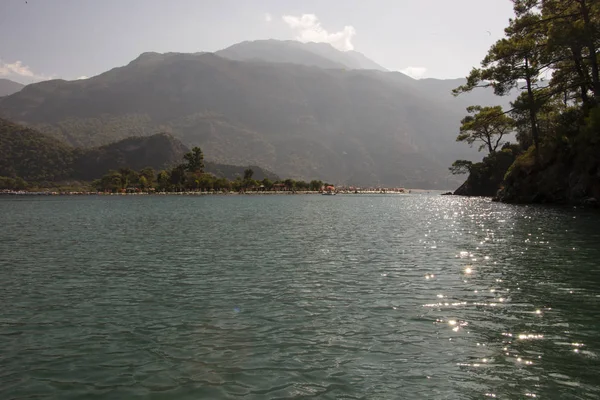 OLUDENIZ TURKEY. Vista da Montanha Babadag do lago da Lagoa Azul — Fotografia de Stock