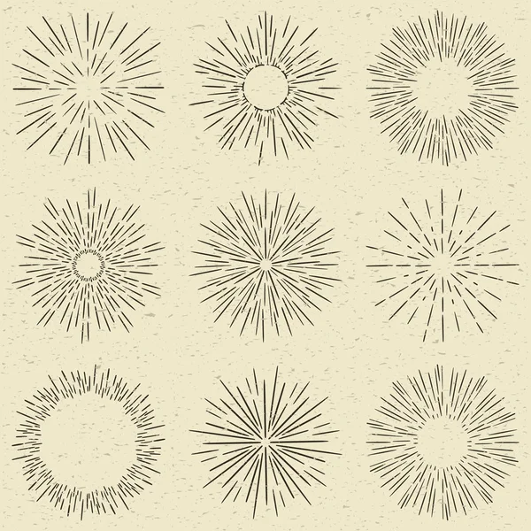 Ensemble d'éléments de design rétro sunburst dessinés à la main, feux d'artifice ou rayons éclatants. Style vintage, fond papier grunge . — Image vectorielle