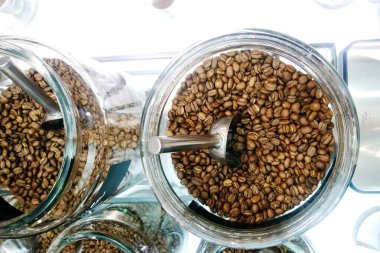 Kadehte kavrulmuş kahve.