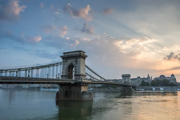 Sabahları köprüde Tuna Nehri