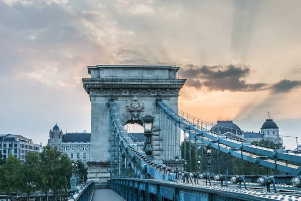 Sabahları köprüde Tuna Nehri