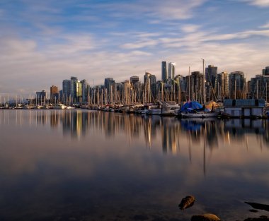 Vancouver şehir merkezinde Stanley Park 'Ta gün batımı yansımaları