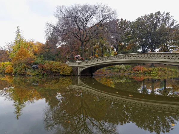 Herfst val boogbrug reflectie in Central Park — Stockfoto