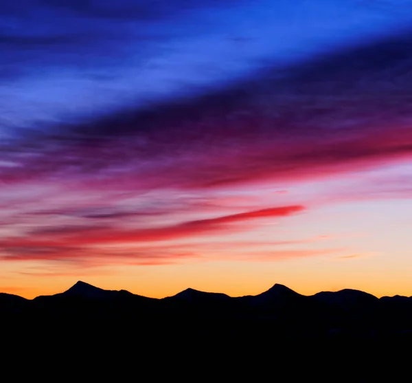 Цветной рассвет над горным хребтом — стоковое фото