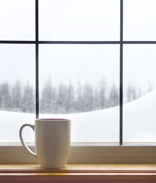 Warme mok koffie op houten vensterbank Stockfoto