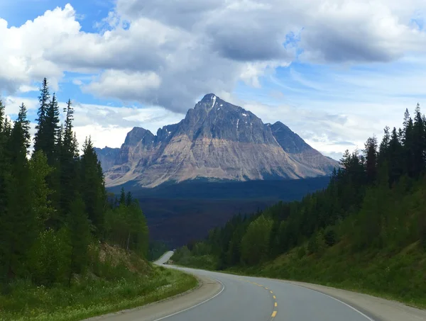Dirigir através das Montanhas Rochosas em um dia de verão em Jasper — Fotografia de Stock