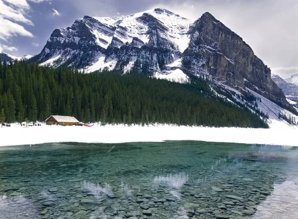 Turquoise Lake Louise in het voorjaar met bergdecor ontdooien Rechtenvrije Stockfoto's