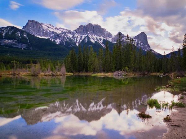 Montanhas rochosas canadenses refletindo sobre a água calma — Fotografia de Stock