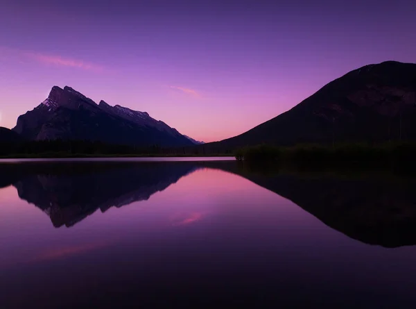 Rocky Mountains Sunrise Refletindo sobre Still Lake — Fotografia de Stock