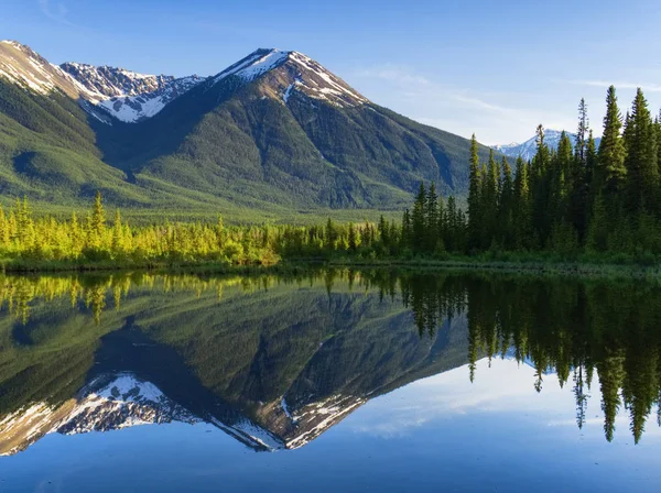 Montanhas Rochosas Refletindo sobre Still Lake — Fotografia de Stock