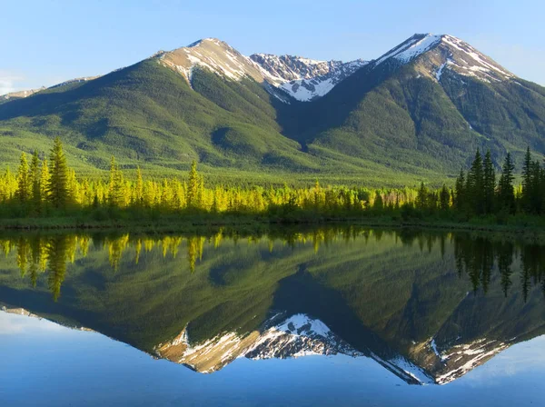 Montanhas Rochosas Refletindo sobre Still Lake — Fotografia de Stock