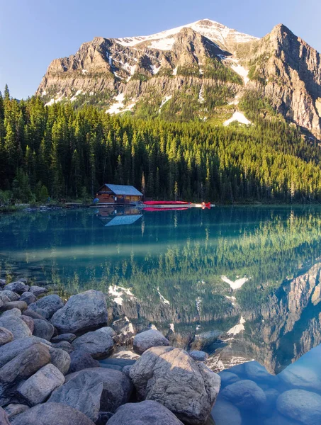 Rustig Lake Louise in de ochtend Rechtenvrije Stockfoto's