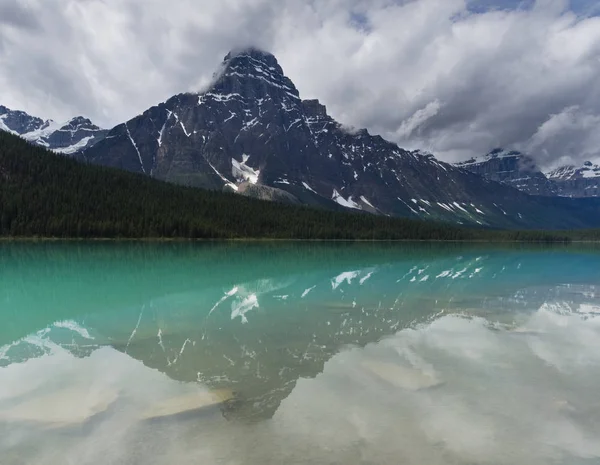 Lago Turquesa Tranquilo com Reflexão de Montanha, Alberta, Canadá — Fotografia de Stock