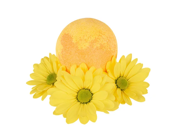 Bomba de banho laranja com flores amarelas — Fotografia de Stock