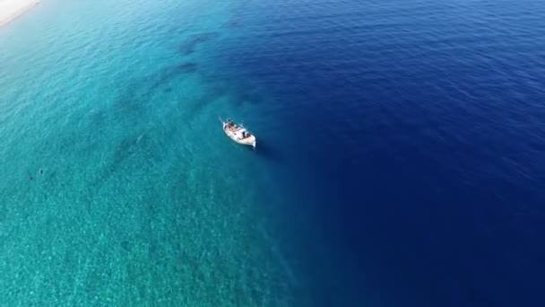 Aerial film | Episka kristallklara havet scen i Halkidiki, Grekland — Stockvideo