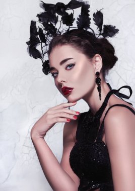 Mükemmel cilt ve makyaj ile zarif ve güzel bir kız yakın çekim izole yaratıcı portresi