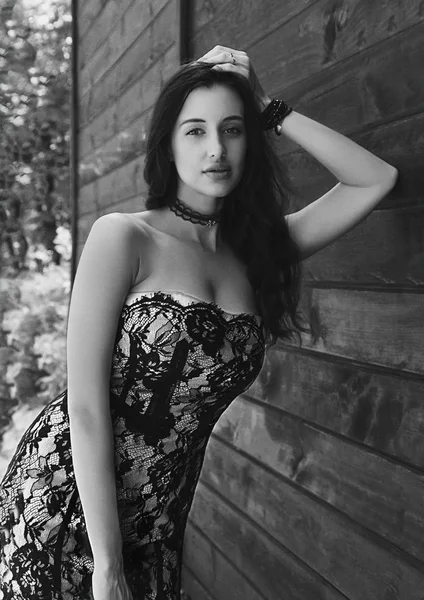 Siyah beyaz açık güzel bir esmer kız portresi — Stok fotoğraf