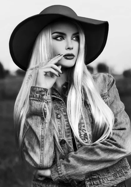 Siyah beyaz açık güzel bir kız portresi — Stok fotoğraf