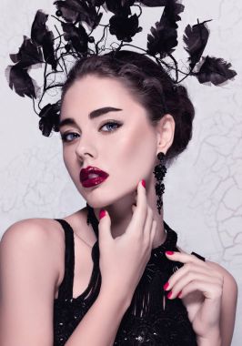 Güzel bir beyaz kız mükemmel makyaj ve sıra dışı aksesuarlar izole glamour yakın çekim moda/Güzellik Portresi