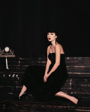 İzole moda portre siyah bir arka plan bir güzel ve şık beyaz kız