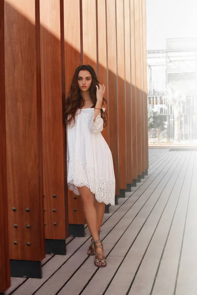 Duvarın Yanında Bekleyen Bir Güzel Beyaz Elbise Giyen Güzel Bir — Stok fotoğraf