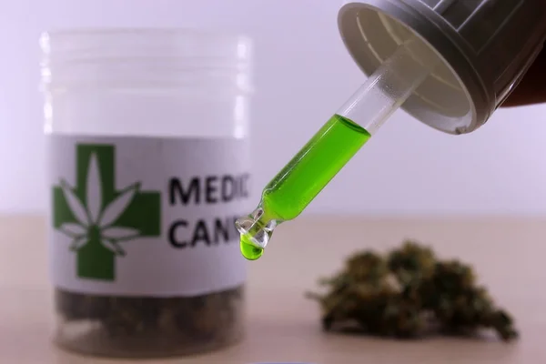 Óleo de cannabis verde para aliviar as dores musculares — Fotografia de Stock