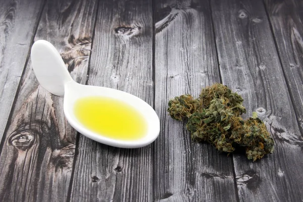 Extracción de aceite de cannabis para uso medicinal — Foto de Stock